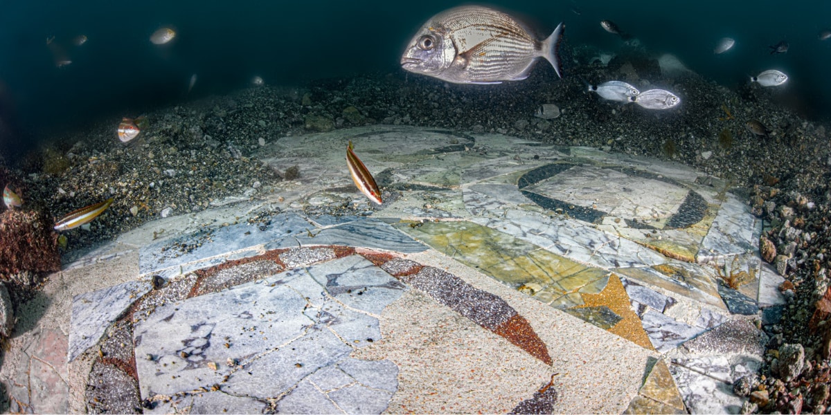 「当時のまま」海底に沈んだ古代ローマ都市バイアで大理石のポーチを発見！
nazology.net/archives/157626

伊ナポリ湾に眠る水中遺跡バイア。この地はかつて古代ローマ人のリゾート地として栄えていました。伊CFAPは16日、保存状態の良い大理石のタイルを発見。富裕層の別荘のポーチだったと見られる。