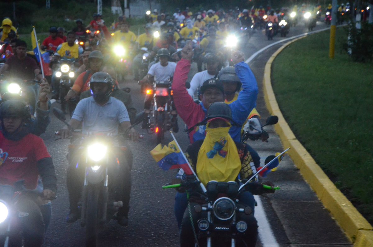 amarcanopsuv's tweet photo. Desde UNARE en Puerto Ordaz hasta Vista al Sol
En San Félix !!! 
BOLÍVAR defenderá la Revolución Bolivariana contra el fascismo y la violencia . 
Con @NicolasMaduro seguiremos venciendo https://t.co/sl4SWWWFqY