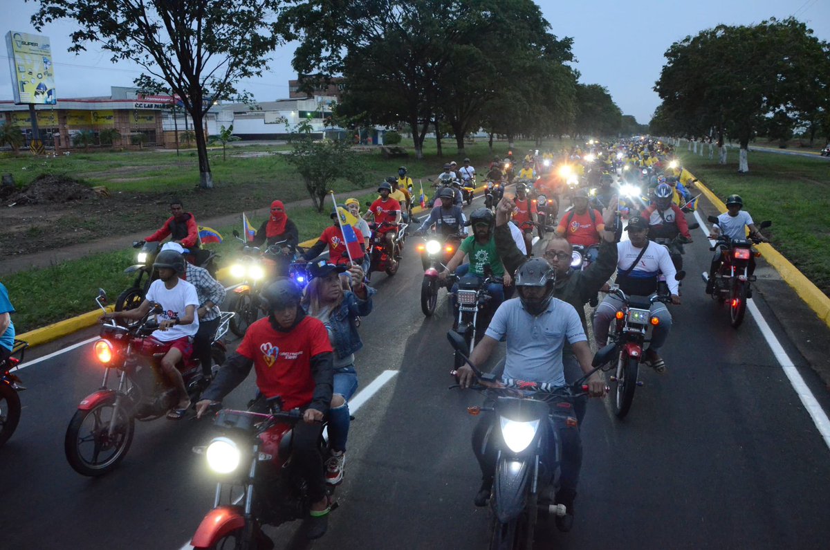Desde UNARE en Puerto Ordaz hasta Vista al Sol
En San Félix !!! 
BOLÍVAR defenderá la Revolución Bolivariana contra el fascismo y la violencia . 
Con <a href="/NicolasMaduro/">Nicolás Maduro</a> seguiremos venciendo
