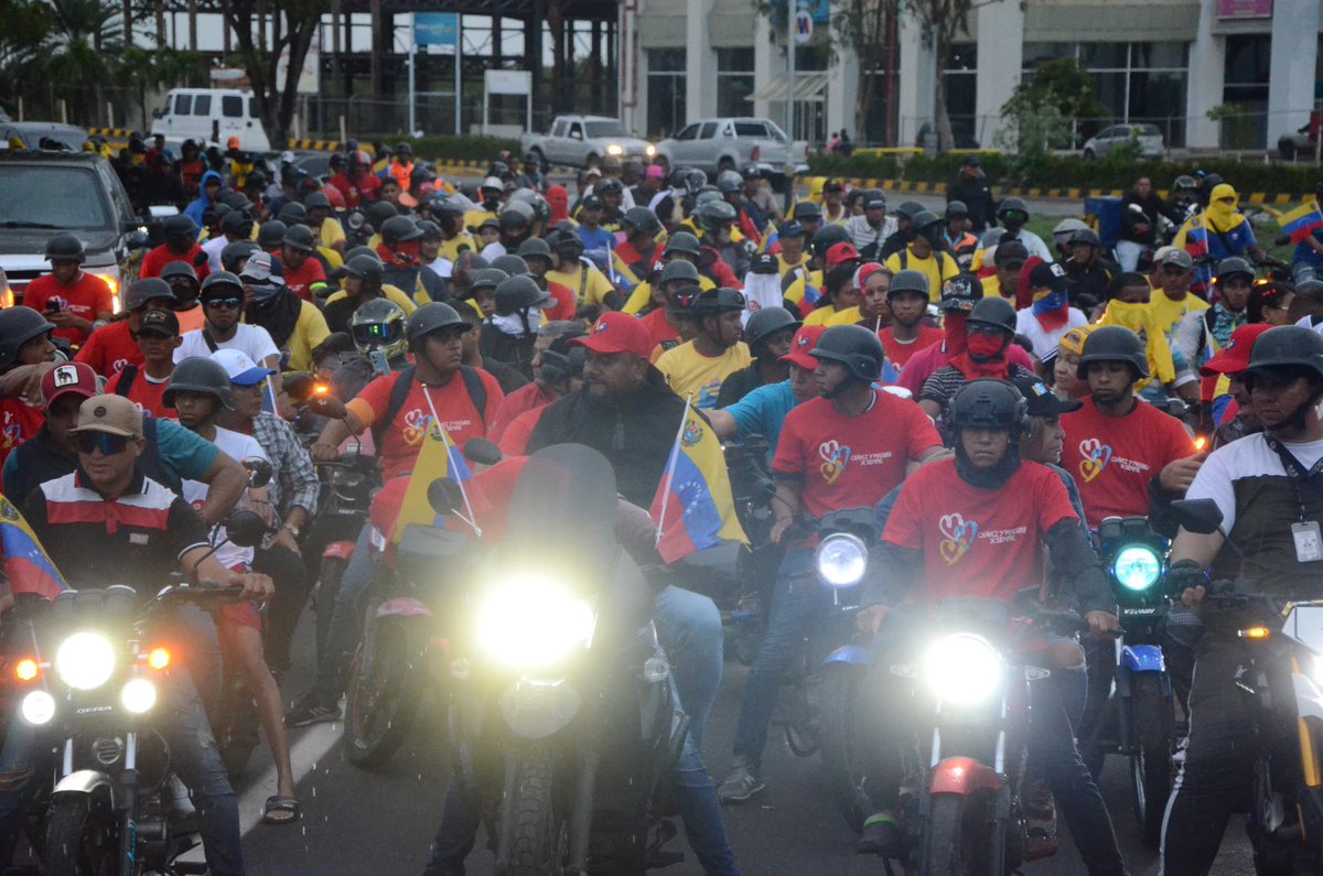 amarcanopsuv's tweet photo. Desde UNARE en Puerto Ordaz hasta Vista al Sol
En San Félix !!! 
BOLÍVAR defenderá la Revolución Bolivariana contra el fascismo y la violencia . 
Con @NicolasMaduro seguiremos venciendo https://t.co/sl4SWWWFqY