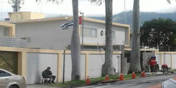 MercedesPerdig2's tweet photo. A los VENEZOLANOS arrechos. Esta es la maldita Embajada del Regimen Castrista.  en Venezuela.   Pasenle por ahi y ya saben.        CANDELA. SON EL BRAZO DE LA IGNOMINIA.       ANDANDO.     @YaUnido https://t.co/c09HLBqjVP