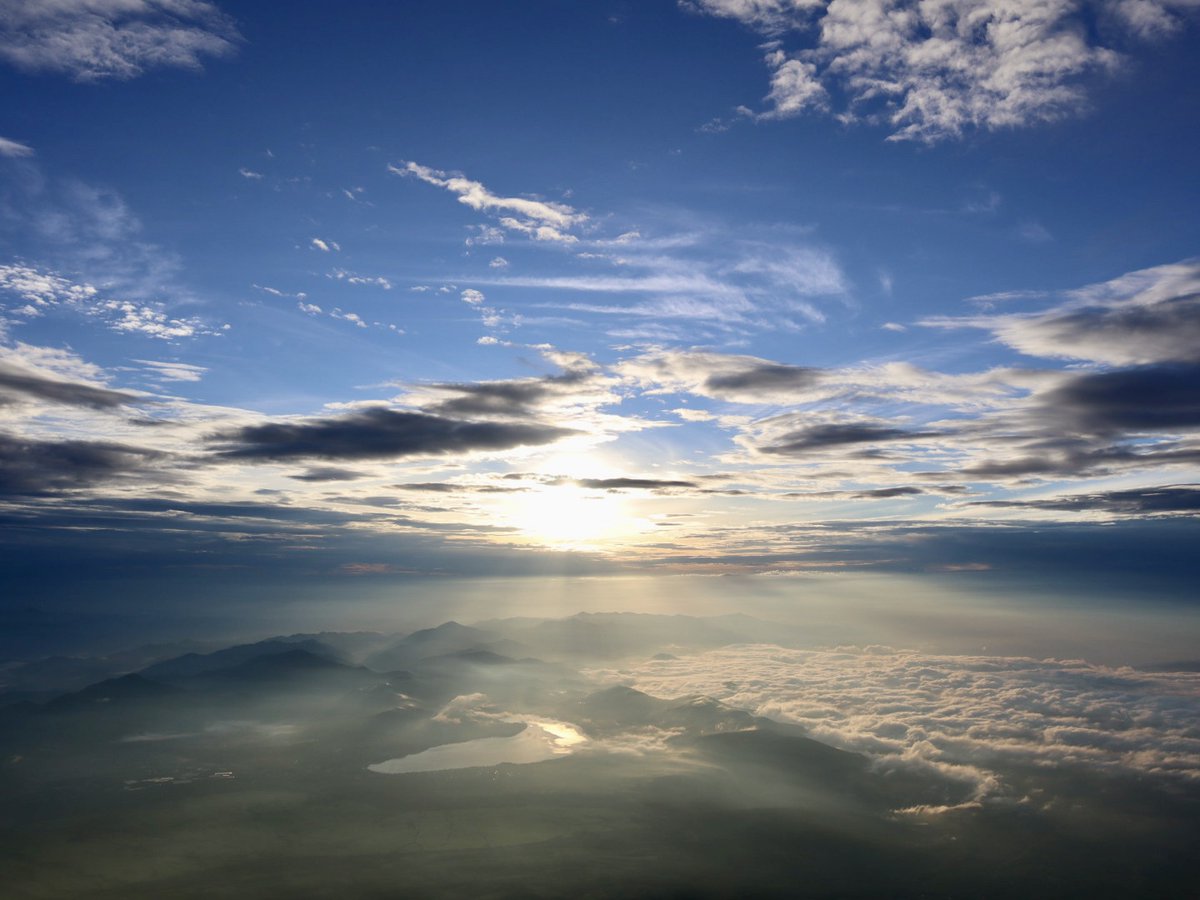 おはようございます！
実は先日、やどかりメンバーの一部で
富士山に登ってきました！🗻
最初はすごく暑かったのに、山頂に近づくにつれ
どんどん寒くなり...🥶🥶
限界を迎えながらも頑張って登った結果、
無事に山頂に到着！
全員でご来光を拝めました！！
皆さんにも、感動をおすそわけです🌅