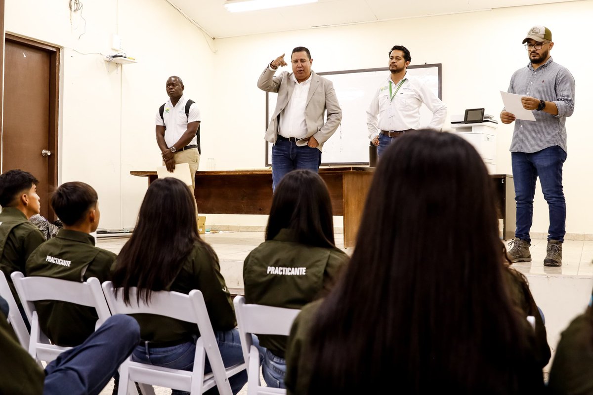 JuanCoello_HN's tweet photo. Hace 3 años inició el funcionamiento de @scitahonduras con todos los factores en contra, pero con la determinación de la Pdta. @XiomaraCastroZ y del Ministro @SpondaDaniel hoy 104 profesionales formados con una educación de alta calidad salen a realizar su práctica profesional. https://t.co/6t7A9TqbPb