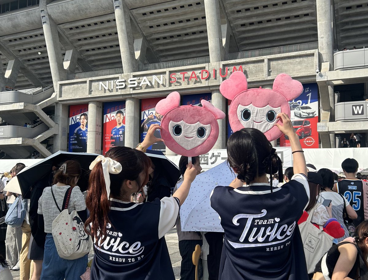 mo_k_9's tweet photo. 初めての日産スタジアム。
こんな大きい場所でみんな同じ人達が大好きですごく幸せな時間だった！！　

わたしがKPOP好きになった原点でもあるし本当に誇らしいし凄いことだなーって毎秒感動したライブでした😌🤍
また絶対会いに行く！！！！ https://t.co/WUHDCSldzW