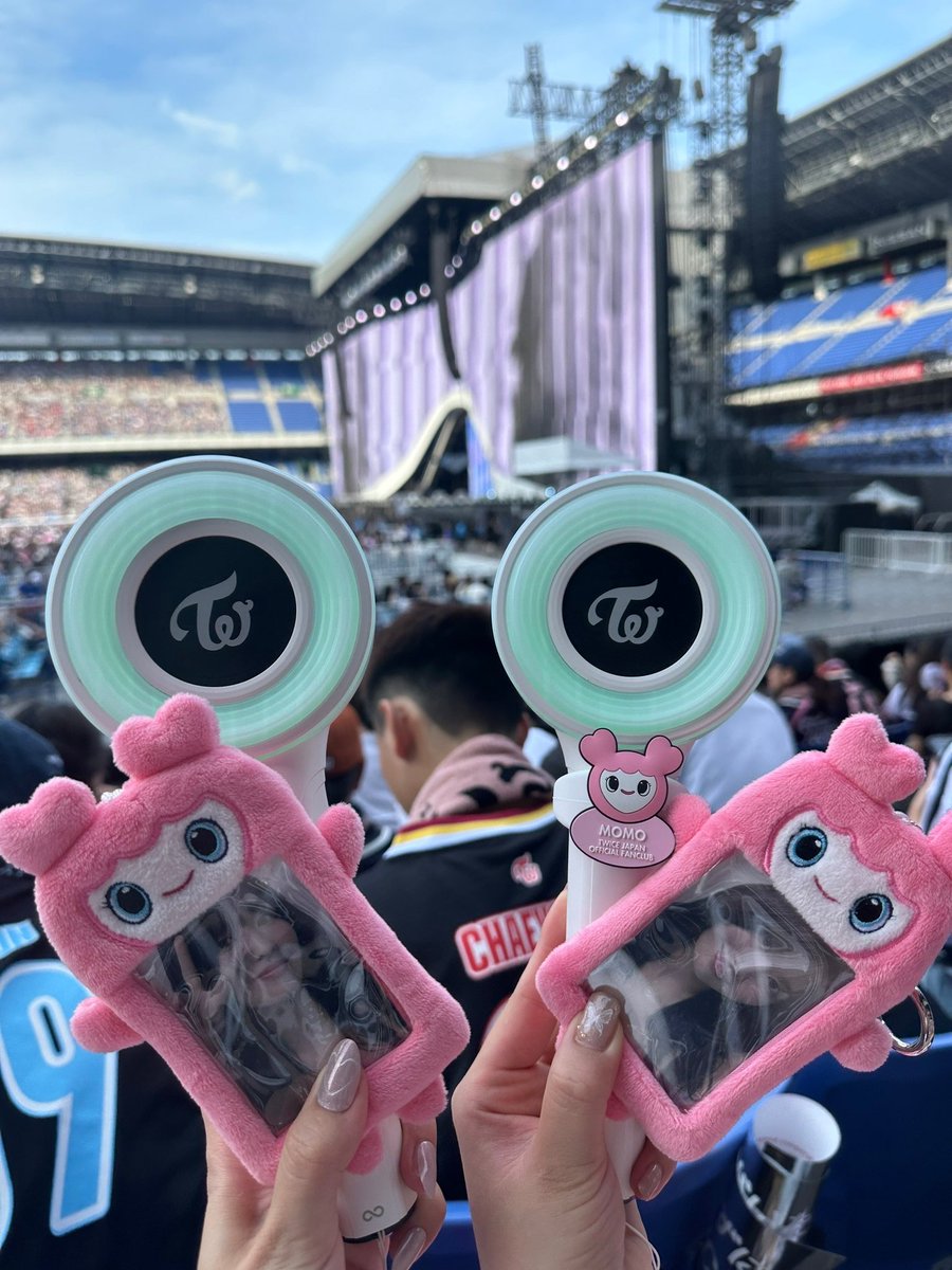 mo_k_9's tweet photo. 初めての日産スタジアム。
こんな大きい場所でみんな同じ人達が大好きですごく幸せな時間だった！！　

わたしがKPOP好きになった原点でもあるし本当に誇らしいし凄いことだなーって毎秒感動したライブでした😌🤍
また絶対会いに行く！！！！ https://t.co/WUHDCSldzW