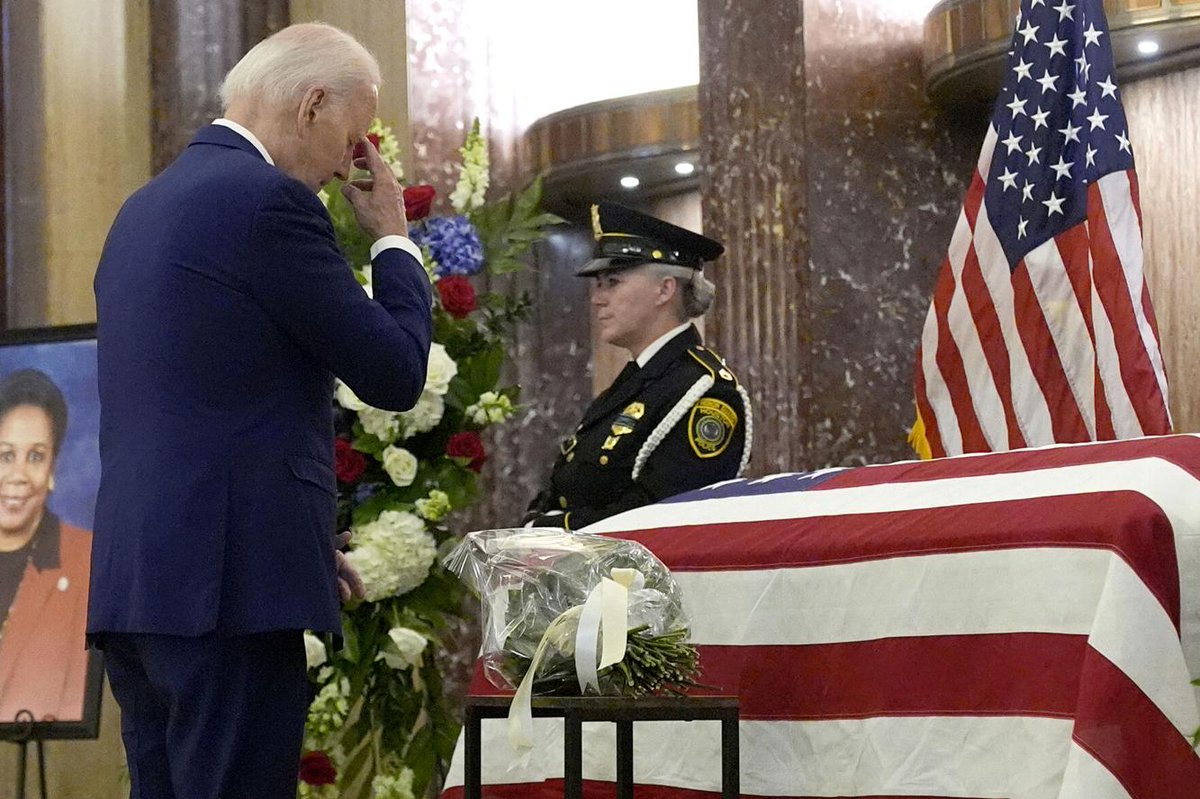 ChrisDJackson's tweet photo. 📸 President Biden is currently paying his respects to his late friend, Rep. Sheila Jackson Lee, as she lies in state in Houston City Hall's rotunda.

May she rest in peace. 🙏 https://t.co/LJfUlSQaHC