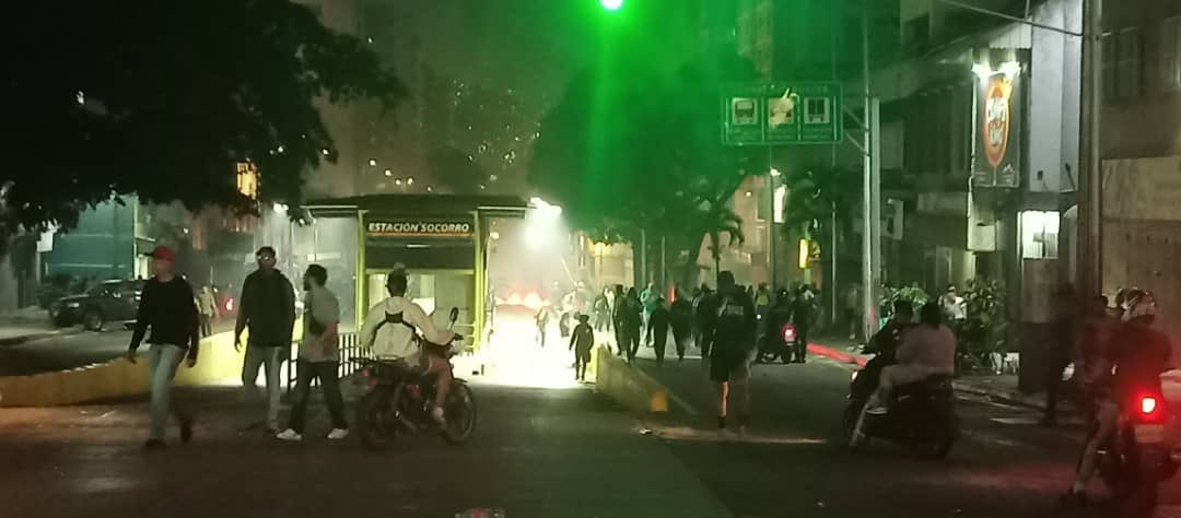 Enrique_GomezM's tweet photo. El dictador @NicolasMaduro desató de nuevo una oleada de violencia y el pueblo venezolano herido, se siente robado. Se vienen días duros para ellos. Podemos apoyar denunciando, haciendo eco de lo que los venezolanos nos hacen llegar. Fuerza Venezuela https://t.co/qpIukCscxx