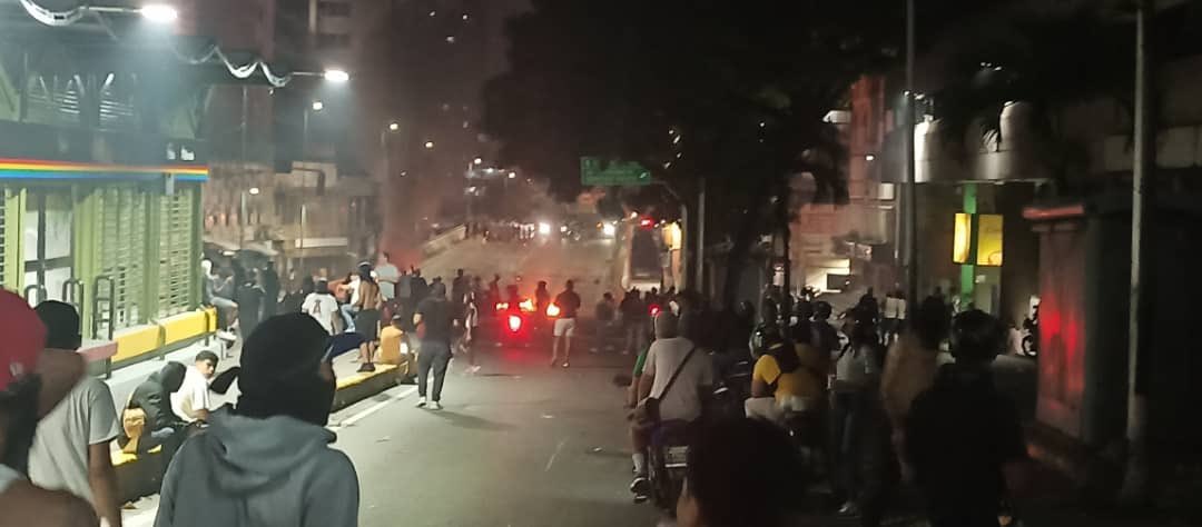 Enrique_GomezM's tweet photo. El dictador @NicolasMaduro desató de nuevo una oleada de violencia y el pueblo venezolano herido, se siente robado. Se vienen días duros para ellos. Podemos apoyar denunciando, haciendo eco de lo que los venezolanos nos hacen llegar. Fuerza Venezuela https://t.co/qpIukCscxx