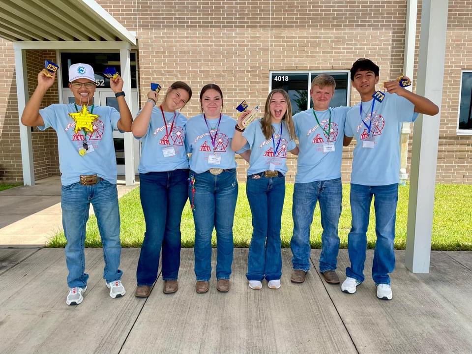 DickinsonISD's tweet photo. Our Dickinson HS FFA Officers had a blast today at District Leadership Camp! They even took home the prize for the most spirited chapter ๐๐ฅณ๐ What a great way to kickstart the school year as a team!
#FFA #Texas #TexasFFA #Area3 #District6 #DickinsonFFA https://t.co/Eyc9utcUek