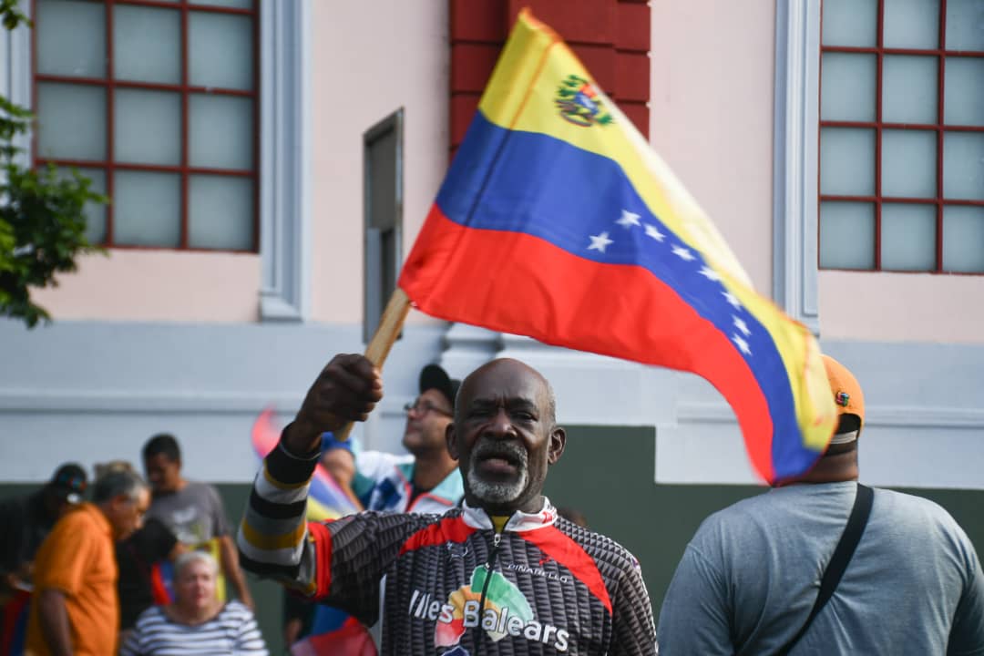 Fuerzas de la Revolución se concentran en el Palacio de Miraflores (+Fotos)
lc.cx/v_2PFS
#GanóLaPazYLaEsperanza