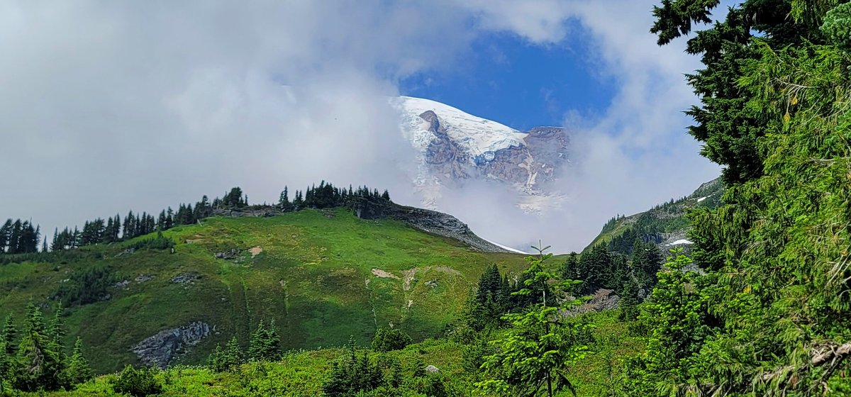 lesview's tweet image. When Mount Rainier gives you 30 seconds...