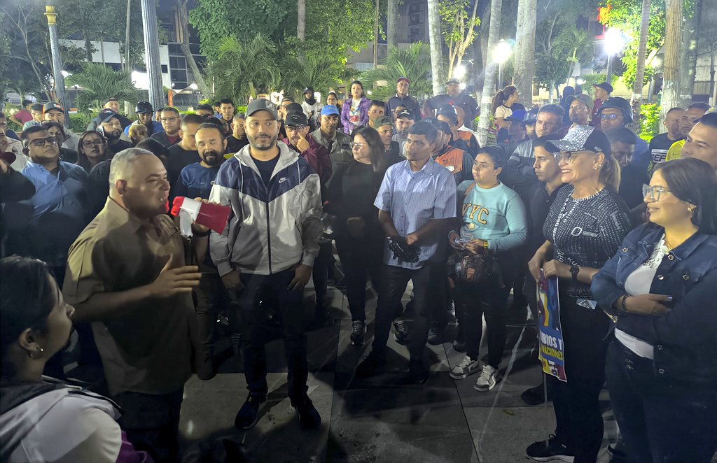 #HaceMinutos⏰|🇻🇪✌🏼 Fuerzas Bolivarianas lideradas por Gob <a href="/AdolfoP_Oficial/">Adolfo Pereira Gobernador</a> y alcalde <a href="/LuisJonasReyes/">Luis Jonás Reyes</a> se concretaron en Plaza Bolívar de #Barquisimeto a fin de celebrar el triunfo de <a href="/NicolasMaduro/">Nicolás Maduro</a> y apoyar sus políticas de gobierno
#29Jul
#GanóLaPazYLaEsperanza
#NaguaraLuisJonas