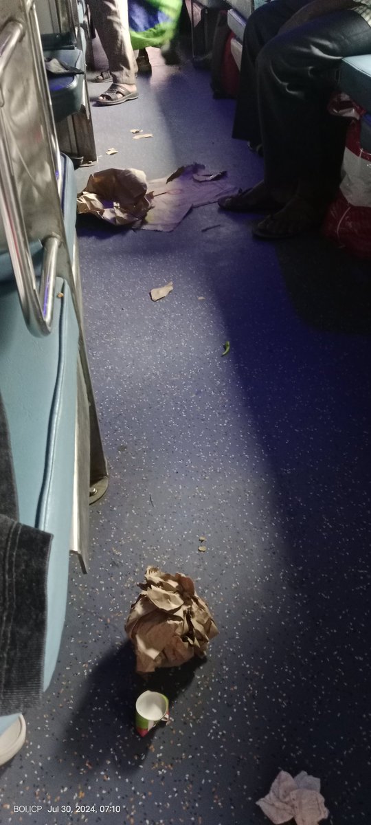 ppprath's tweet image. This is how clean our train is.  we paid for clean and everything .kindly look into the matter . @RailwaySeva @RailMinIndia . Pnr-4104370118,b2-29,phn no-7978071627