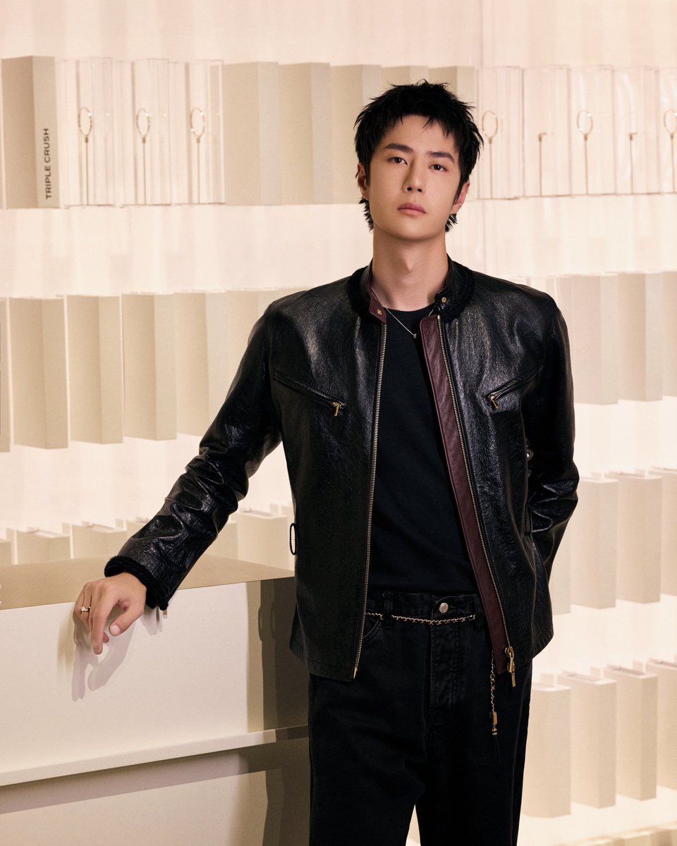 ELLEThailand's tweet photo. มุมไหนก็หล่อ! เผยภาพหนุ่ม หวังอี้ป๋อ เฮ้าส์แอมบาสซาเดอร์ #CHANEL สำหรับการเข้าร่วมนิทรรศการ meet your CRUSH ณ กรุงปักกิ่ง  โดยศิลปินหนุ่มยังสวมใส่เครื่องประดับจากคอลเล็กชั่น Coco Crush อีกด้วย

#ELLEnews  
#WangYiboxCHANEL #WangYibo https://t.co/3edl2wHkv0