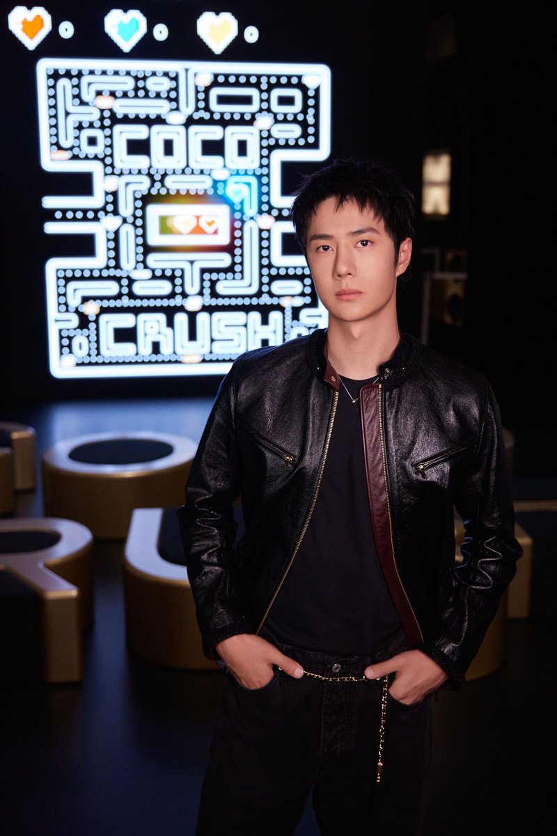 ELLEThailand's tweet photo. มุมไหนก็หล่อ! เผยภาพหนุ่ม หวังอี้ป๋อ เฮ้าส์แอมบาสซาเดอร์ #CHANEL สำหรับการเข้าร่วมนิทรรศการ meet your CRUSH ณ กรุงปักกิ่ง  โดยศิลปินหนุ่มยังสวมใส่เครื่องประดับจากคอลเล็กชั่น Coco Crush อีกด้วย

#ELLEnews  
#WangYiboxCHANEL #WangYibo https://t.co/3edl2wHkv0