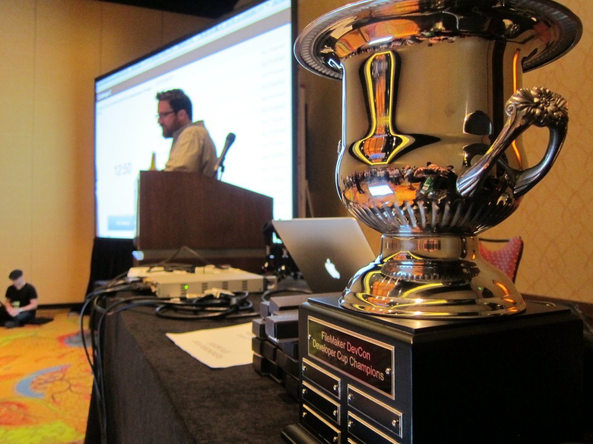 soyjavidura's tweet image. (1/2)
Ten years ago this photo was taken. #FileMakerDevCon 2014 in San Antonio, TX. A time when there were live competitions to see who knew the most about #FileMaker.