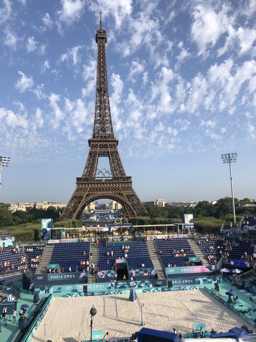 Boisko do siatkowki plażowej powstało tuż przy Wieży Eiffela. Do zdecydowanie najpiękniej położony obiekt igrzysk. Zaraz olimpijską rywalizację rozpoczyna tutaj Polska para - Michał Bryl i Bartosz Łosiak. <a href="/RMF24pl/">Fakty RMF FM</a> #OlympicGames #Paris2024 #BeachVolleyball