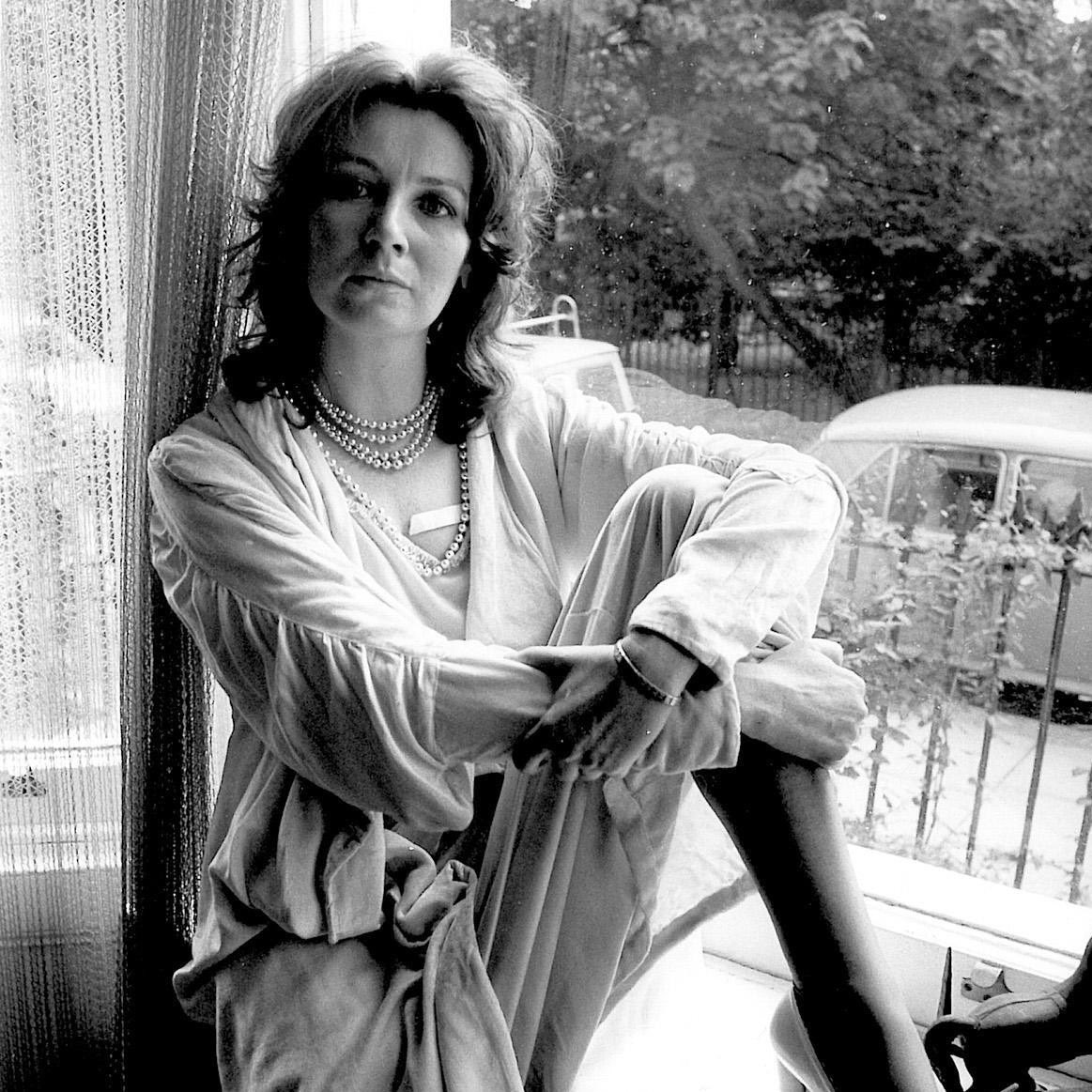 Mi piaceva scrivere all'aperto, nei prati. Le mie storie erano ambientate nella torbiera e nell'orto e io volevo entrarci dentro, come volevo tornare nel ventre di mia madre. La scrittrice irlandese Edna O'Brien raccontata da Paola De Angelis, qui bit.ly/ragazzadirlanda