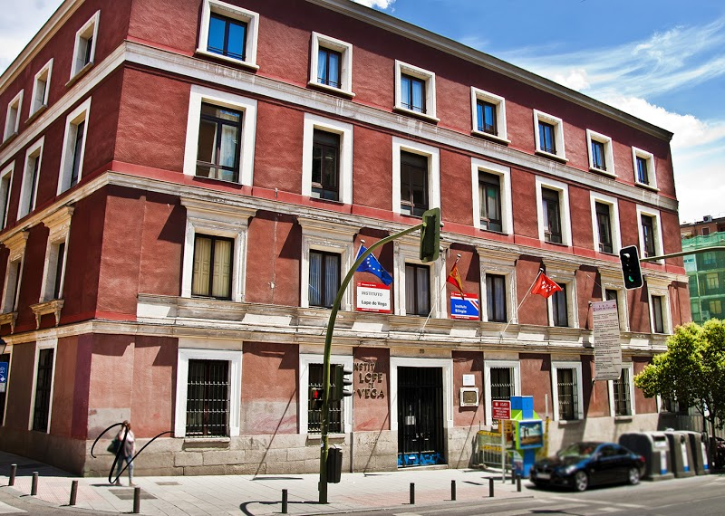 Visita el Museo virtual del IES Lope de Vega …seovirtualieslopedevega.wordpress.com
El instituto Lope de Vega se creó en el año 1933. Tras 87 años de enseñanza el Instituto sigue hoy en día activo y atesora un importante legado de la historia de la educación.