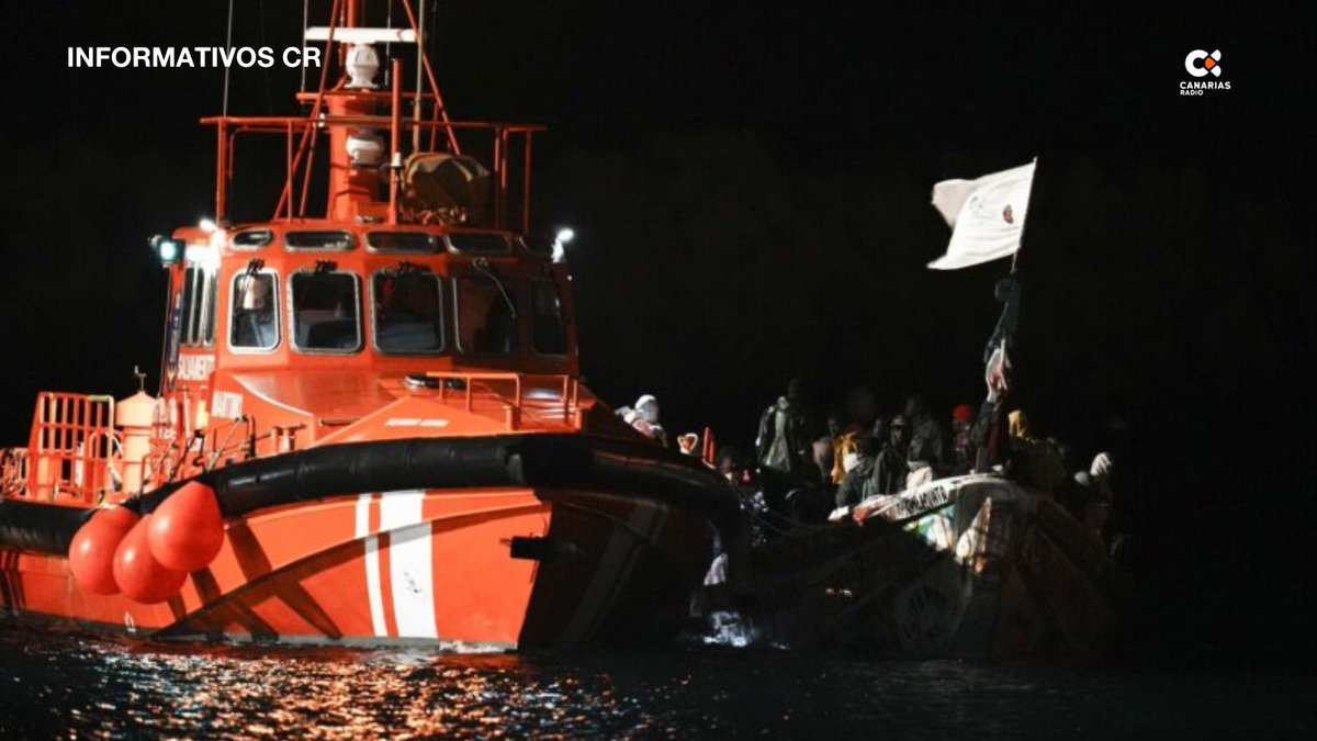 laradiocanaria's tweet image. 🔴 Salvamento Marítimo interceptó durante la tarde de ayer a 58 migrantes a bordo de una neumática cerca de la costa de Lanzarote.

Fueron asistidos en el muelle de Arrecife sin precisar traslado al hospital.

#InformativosCR