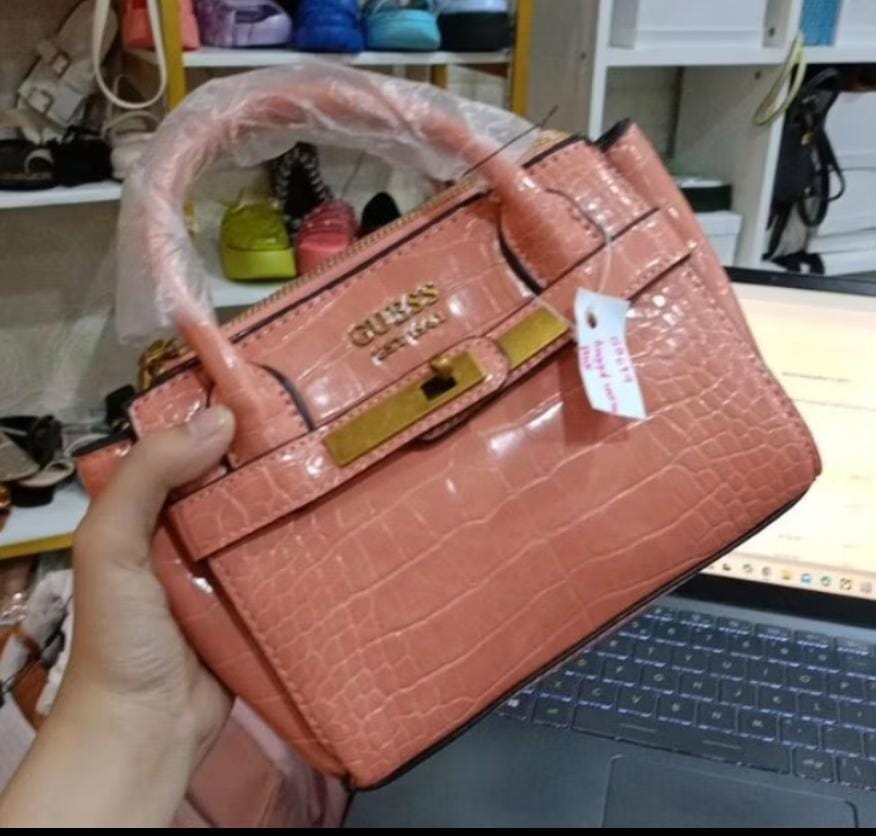 Ada 1 tas cantik utk 1 akun yg beruntung nih 

Rt and follow <a href="/nyaimom1/">Nyirorokaler2</a> 

End suka² pink aja yaa 🤣