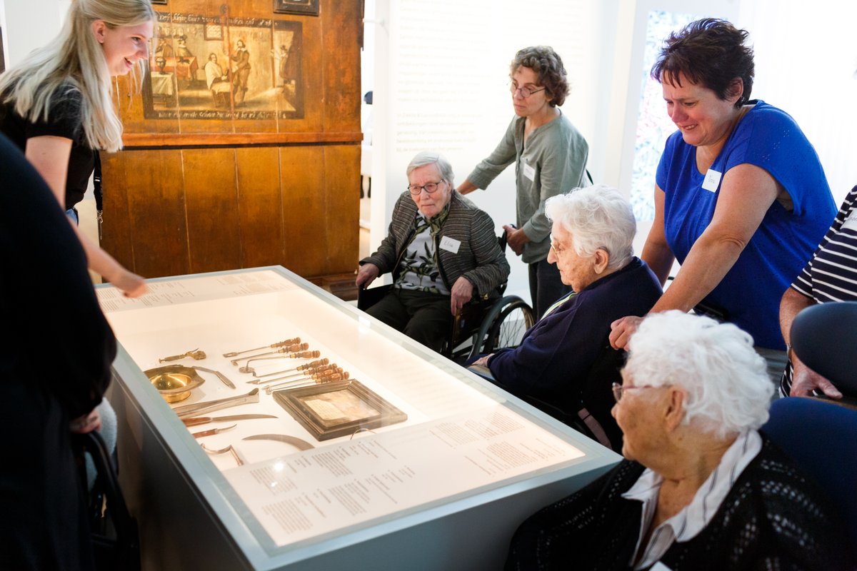 rijksmuseumboerhaave (@museumboerhaave) on Twitter photo Dementie is volksziekte nummer één. 1 op de 5 mensen krijgt het. Momenteel zijn er in Nederland bijna 300.000 mensen die de ziekte van #Alzheimer hebben of een andere vorm van #dementie, en dit neemt alleen maar toe.
rijksmuseumboerhaave.nl/collectie/verh…
<a href="/AmitoH/">Amito Haarhuis</a> <a href="/telegraaf/">De Telegraaf</a> Dementie is volksziekte nummer één. 1 op de 5 mensen krijgt het. Momenteel zijn er in Nederland bijna 300.000 mensen die de ziekte van #Alzheimer hebben of een andere vorm van #dementie, en dit neemt alleen maar toe.
rijksmuseumboerhaave.nl/collectie/verh…
<a href="/AmitoH/">Amito Haarhuis</a> <a href="/telegraaf/">De Telegraaf</a>