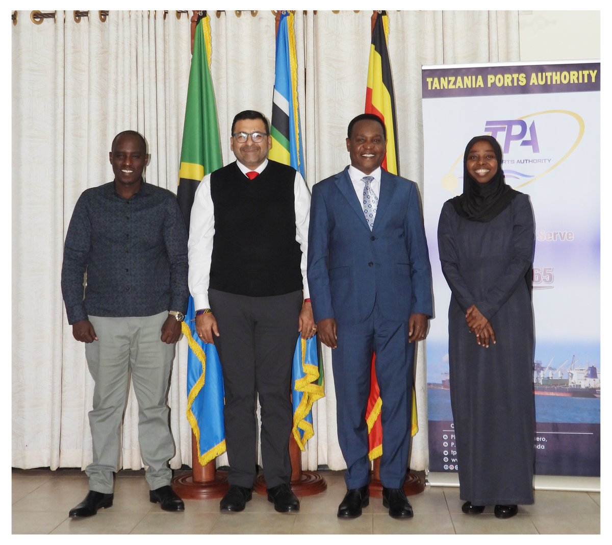 Nimefurahi kupata fursa ya kutembelewa na Bw. Sanjay Rughani, Afisa Mtendaji Mkuu (CEO) wa Benki ya Standard Chartered , Uganda. Tulipata muda mzuri wa  kujadiliana masuala mbalimbali ya biashara na uwekezaji.
<a href="/UbaloziUganda/">Tanzania High Commission I Uganda</a> <a href="/StanChartUGA/">Standard Chartered UG</a>