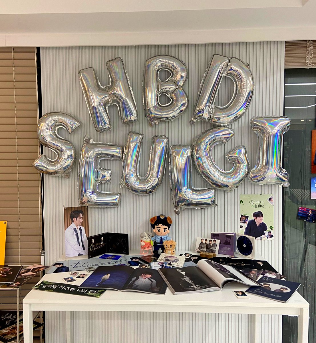 ‼️ 현재 생일카페 내부가 만석이며 매우 혼잡한 상태입니다. 이용 시 참고 부탁드립니다. 감사합니다.

#7월의_바람_유슬기에게
#happy_birthday_to_YOO