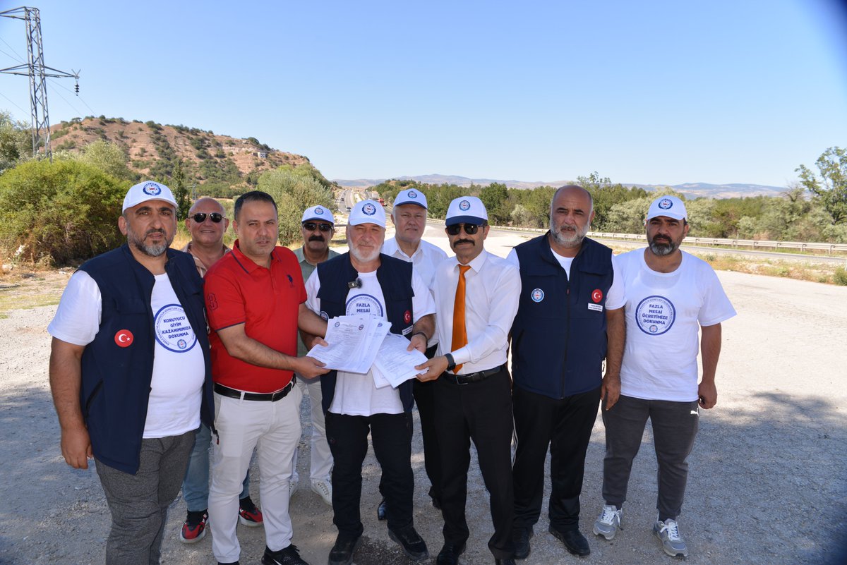 Yürüyüşümüze destek vererek sendikamıza kazandırdıkları yeni üyelikleri teslim eden,

Enerji Bir-Sen Ankara 5 Nolu Şube Başkanımız Hilmi Baysal, Ankara 6 Nolu Şube Başkanımız Emre Çekim ve Şube Yönetim Kurulu Üyelerimize teşekkür ediyorum.

Haklı taleplerimiz için hep birlikte