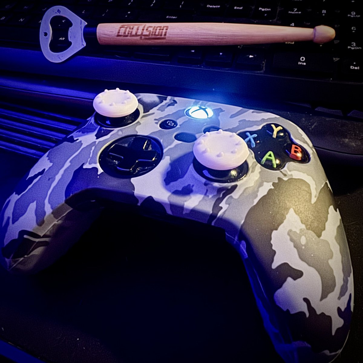 TommyKubiski's tweet image. I hope you all &amp;amp; your families are having a great Monday night! We’re live for a few for some games &amp;amp; tunes if you’d like to join us. Feel free to throw in some music. Have a great week ahead, everybody! 🍻
twitch.tv/TommyKubiskiMu… 📺
.
.
.
#TommyKubiski #Cheers #HaveAGreatWeek