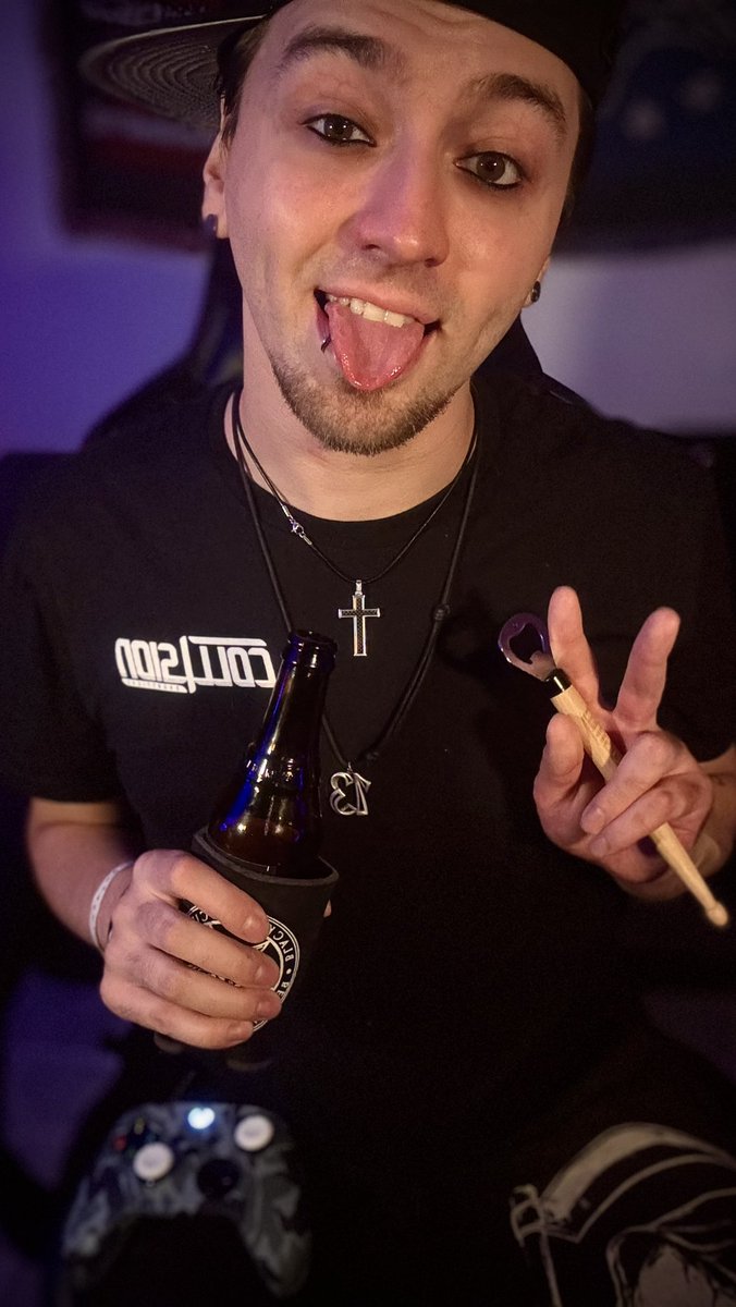 TommyKubiski's tweet image. I hope you all &amp;amp; your families are having a great Monday night! We’re live for a few for some games &amp;amp; tunes if you’d like to join us. Feel free to throw in some music. Have a great week ahead, everybody! 🍻
twitch.tv/TommyKubiskiMu… 📺
.
.
.
#TommyKubiski #Cheers #HaveAGreatWeek