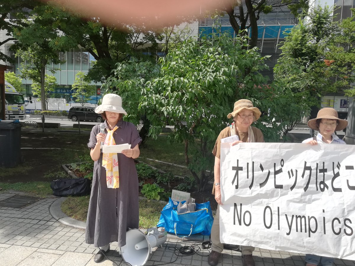 thinkspolypara's tweet image. 7月28日（日）札幌駅南口と大通公園で当会メンバーが「オリンピックはどこにもいらない！」の横断幕をもってスタンディング＆抗議スピ－チを行いました。
＃オリンピックはどこにもいらない
＃NoOlymapics