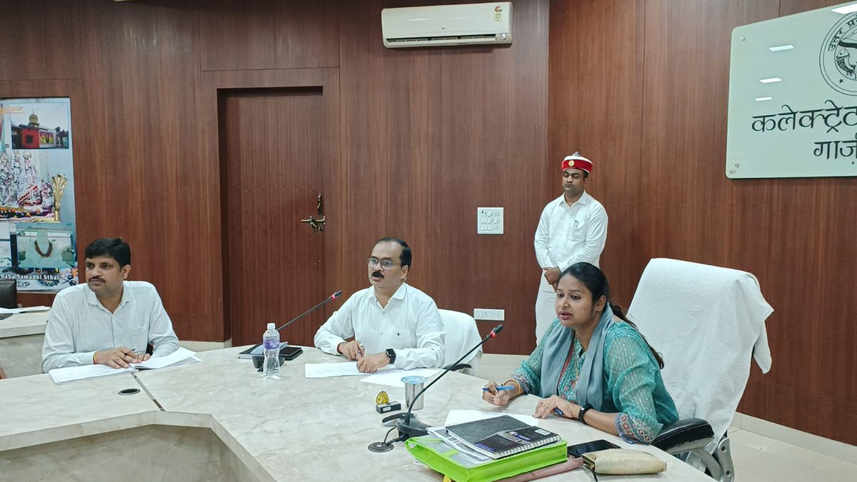 AdminGhazipur's tweet photo. विद्युत विभाग द्वारा कराये जाने रहे कार्यो-यथा जर्जर तारो को बदलने (री-वैम्प), की प्रगति, 1912 पर प्राप्त शिकायतो के निस्तारण की स्थिति, जले हुए ट्रांस्फार्मरो को समय से बदलने एवं विद्युत आपूर्ति  की समीक्षा की गयी । @CMOfficeUP @UPGovt @ChiefSecy_UP https://t.co/9KsdS0NKEQ