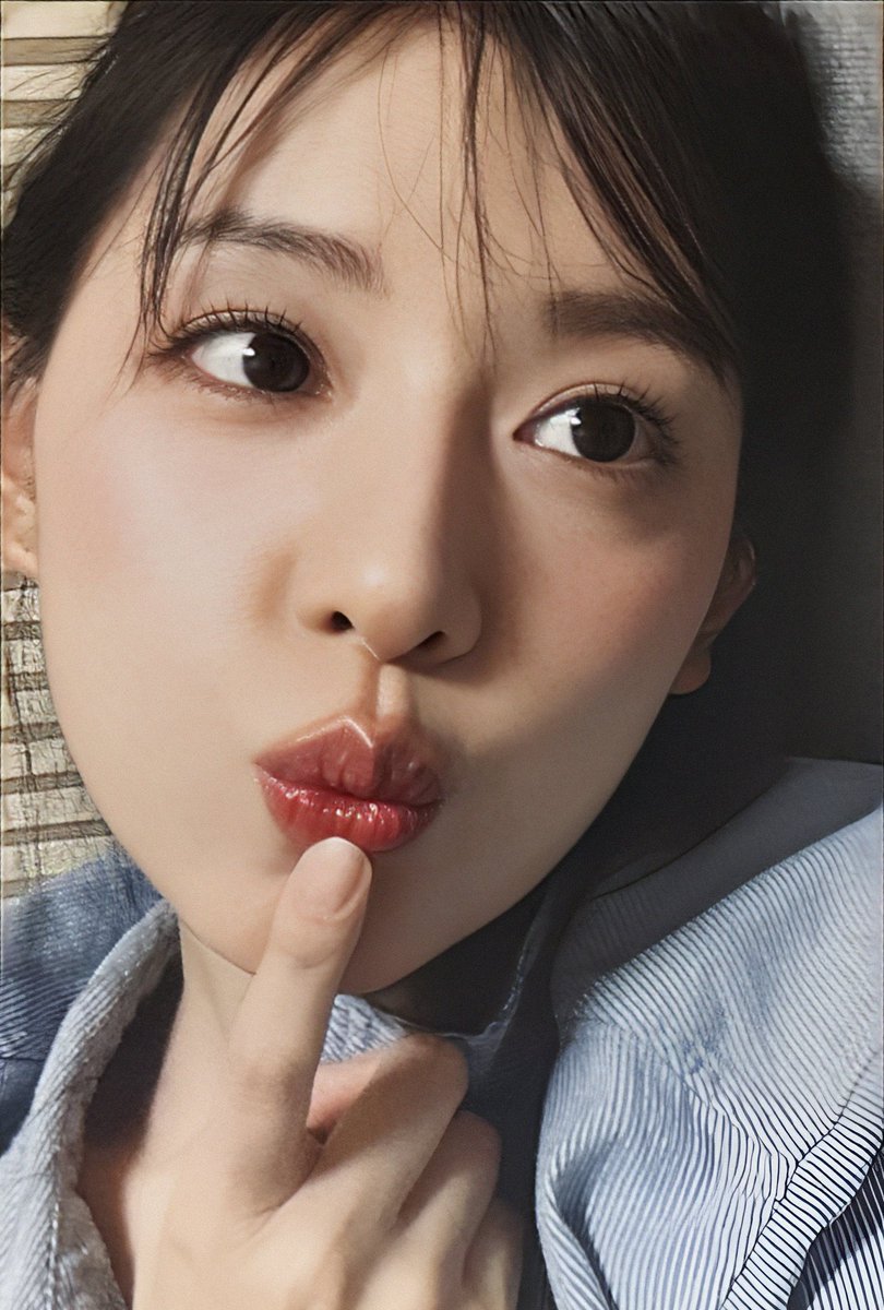 I wouldn't survive without these close-up selfies ☹️