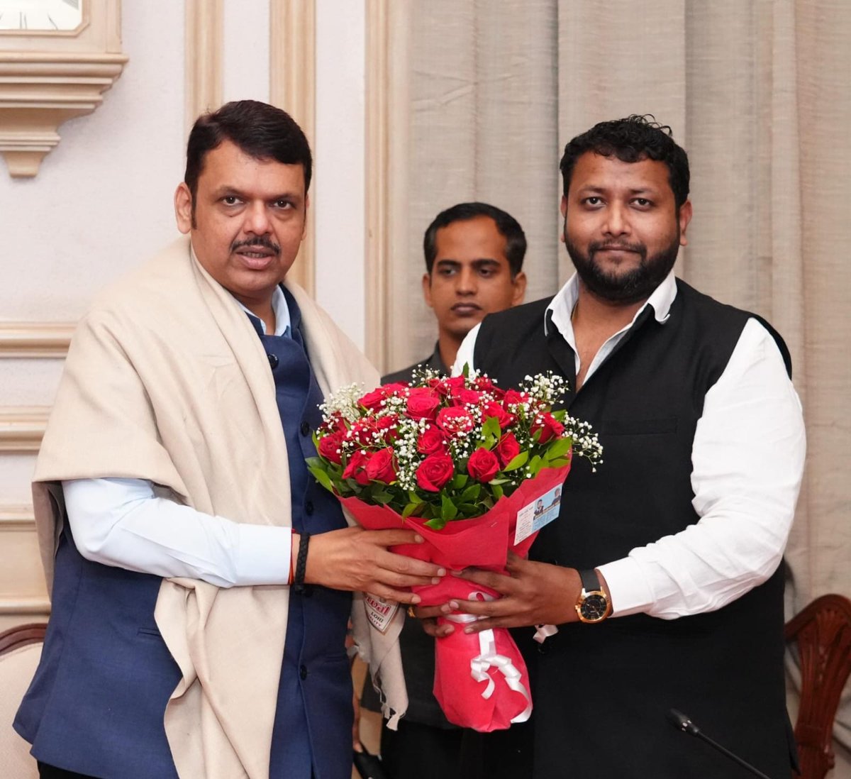 KawadeJaideep's tweet photo. मा. उपमुख्यमंत्री आदरणीय देवेंद्र जी फडणवीस यांच्या वाढदिवसा निमित शुभेच्छा देताना पीपल्स रिपब्लिकन पार्टी चे राष्ट्रीय कार्याध्यक्ष जयदीप जी कवाड़े.
या प्रसंगी जयदीप कवाड़े यांनी स्वता देवेंद्र जी यांची जी पेंटिंग बनवली ती या प्रसंगी भेट देताना. https://t.co/M4IP1GqKjr