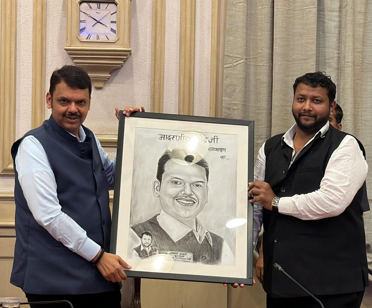 KawadeJaideep's tweet photo. मा. उपमुख्यमंत्री आदरणीय देवेंद्र जी फडणवीस यांच्या वाढदिवसा निमित शुभेच्छा देताना पीपल्स रिपब्लिकन पार्टी चे राष्ट्रीय कार्याध्यक्ष जयदीप जी कवाड़े.
या प्रसंगी जयदीप कवाड़े यांनी स्वता देवेंद्र जी यांची जी पेंटिंग बनवली ती या प्रसंगी भेट देताना. https://t.co/M4IP1GqKjr