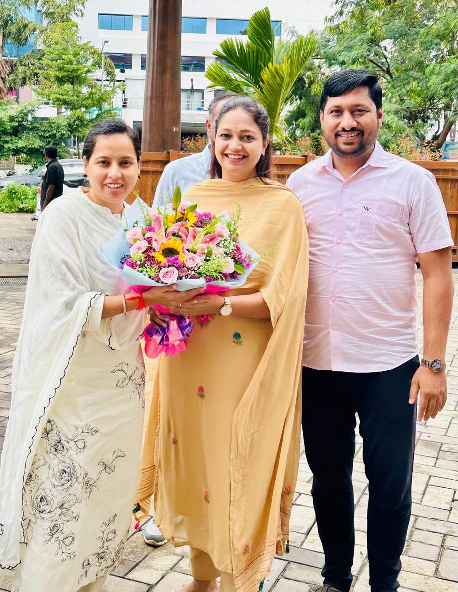 poonam_vidhate's tweet photo. राष्ट्रवादी काँगेस पक्ष सोशल मीडिया विभाग तर्फे ऑनलाईन कविता स्पर्धेचे आयोजन करण्यात आले होते. स्पर्धेला सर्वानी मोठ्या प्रमाणावर सहभाग घेऊन उत्तमोत्तम कवितांचं सादरीकरण केलं. या स्पर्धेचा बक्षीस वितरण समारंभ आज पार पडला. या समारंभाला उपस्थित होते.@iAditiTatkare
#poonamvidhate https://t.co/6moX7cBeJg