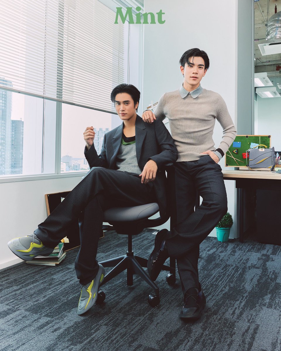mintmag_th's tweet image. ยื่นใบสมัครงาน! นึกว่าหนุ่มออฟฟิศที่ไหน ที่แท้ก็เป็น #เจมีไนน์โฟร์ท ควงคู่มาถ่ายแฟชั่นเซ็ตปก #MintVol23 ฉบับล่าสุด จัดเต็มหลากลุคหล่อจาก FENDI Men’s Fall-Winter 2024 คอมพลีทลุคให้เท่ด้วยรองเท้าและเครื่องประดับ พร้อมกระเป๋ารุ่นไอคอนิกโฉมใหม่ ในเซ็ตติ้งบรรยากาศออฟฟิศยุค 90…