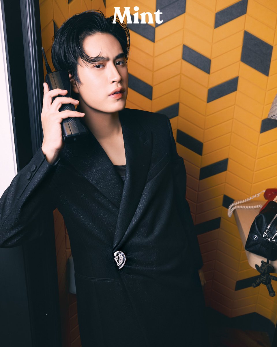 mintmag_th's tweet image. กริ๊ง กริ๊ง รับสายคนหล่อหน่อยครับ! ส่งภาพหล่อของ #เจมีไนน์โฟร์ท บนปก #MintVol23 ในโททัลลุคใหม่จาก FENDI Men’s Fall-Winter 2024 พร้อมบรรยากาศออฟฟิศ ชวนเห็นมุมมองที่โตขึ้นของทั้งคู่ เหล่าคุณหนูเตรียมกดเป็นเจ้าของ 31 ก.ค. นี้ 💚

📸 ชมภาพ mintmagth.com/fashion/gemini……