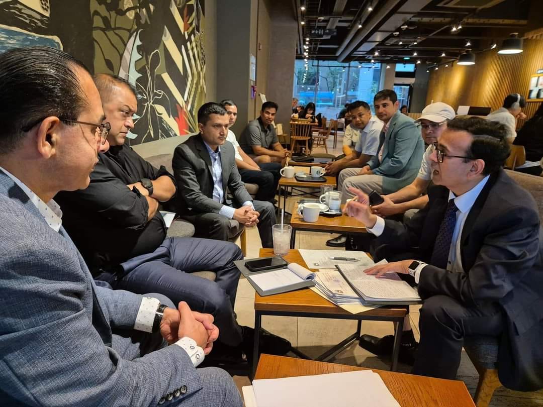 दक्षिण कोरियाका लागि कार्यबाहक राजदुत पुस्पराज भट्टराई संग आम नेपाली समुदायको अवस्थाको बारेमा छलफल र जानकारी लिनुहुदै नेपाली कांग्रेसका महामन्त्री, श्रद्धेय नेता गगनकुमार थापा साथमा नेपाली जनसम्पर्क समिति दक्षिण कोरियाका नेता साथीहरू 🙏