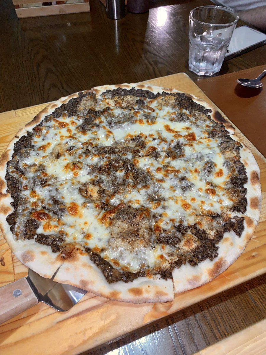kimbaimint's tweet photo. ร้านอาหารอิตาเลียน 🍕 ย่านลำลูกกา #MakeMeWine ที่มีเมนูกว่า 300 เมนู ทั้งพิซซ่าเตาถ่าน สเต๊ก พาสต้า ลาซานญ่า ซุป สลัด รวมไปถึงอาหารไทย ที่รสชาติจัดจ้านครบจบในที่เดียว เป็นร้านที่เหมาะสำหรับครอบครัวและแฮงค์เอาท์กับเพื่อนมาก ชาวปทุมห้ามพลาด 🚗 มีที่จอดรถ https://t.co/mBGsI3crLp
