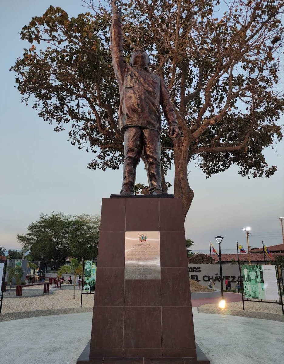 Me cuentan que en la redoma Atanasio Girardot en Valencia también hay una estatua de Chávez. 

Me mandan la foto del después por favor…