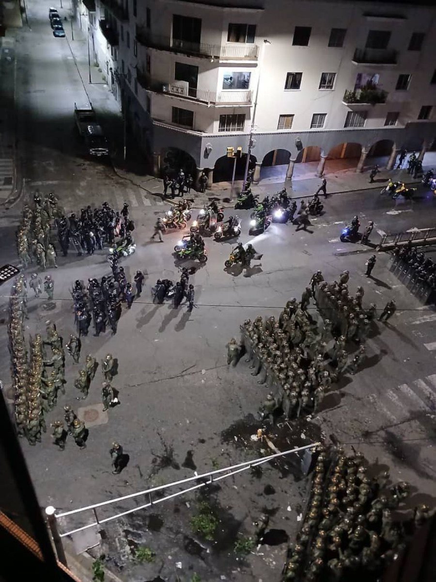 🚨 🇻🇪 A PICTURE FOR THE HISTORY BOOKS 

It has been a very long night in Caracas, where the National Guard and police forces have blocked streets in the city center to try to prevent demonstrators from reaching the Miraflores Palace.

Source:@periodistagabo