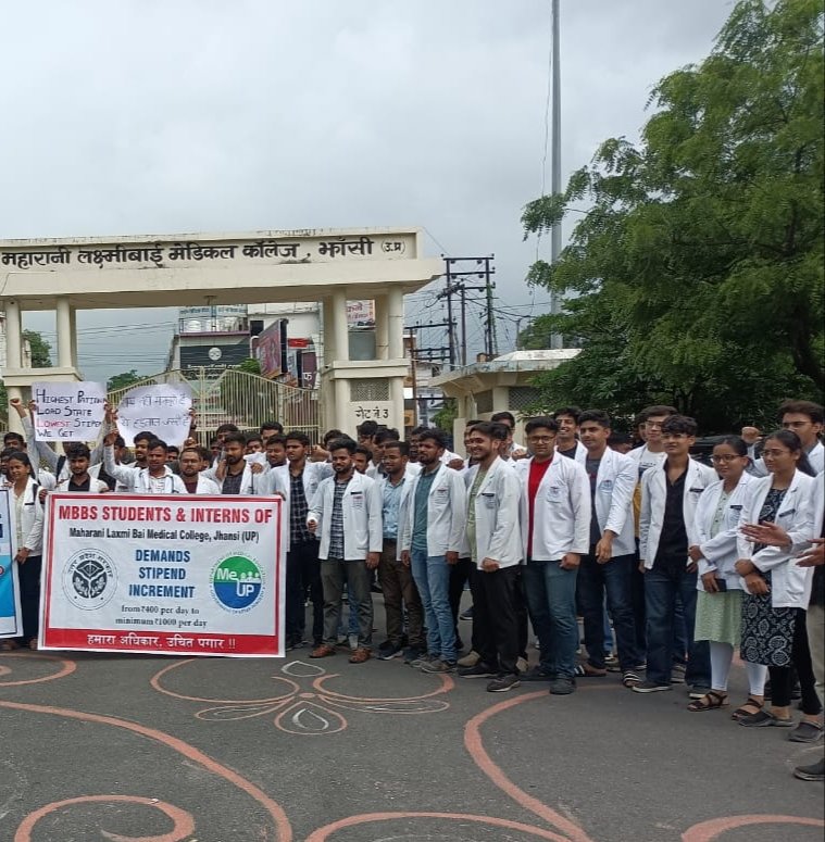 TrishaktiSahani's tweet photo. Strike continues at 🔥MLB MEDICAL COLLEGE JHANSI 👏
to raise the stipend of ₹12000 to min. of ₹30000 as it's increased in other states too recently.@UPGovt
#UP_MBBS_STIPEND_HIKE
@myogiadityanath
@imamsnup
@yadavakhilesh
 @RahulGandhi
 @MeUPGovt
@brajeshpathakup https://t.co/pSCrtcpvje