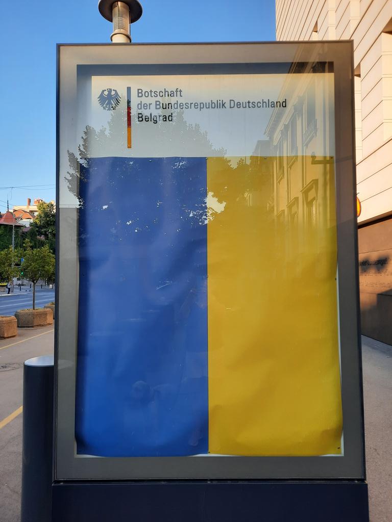 Ich bin gerade in Belgrad und stehe vor dem deutschen Botschaft. Kann man mir bitte jemand dieses Bild erklären????