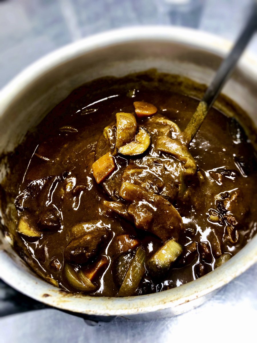 HG7654321's tweet photo. アスパラの皮は捨てずに煮ると美味しい野菜出汁が取れます。
カレーやシチューに水の代わりとして入れましょう。
めちゃくちゃ美味しくなります。 https://t.co/0W51rzEh24