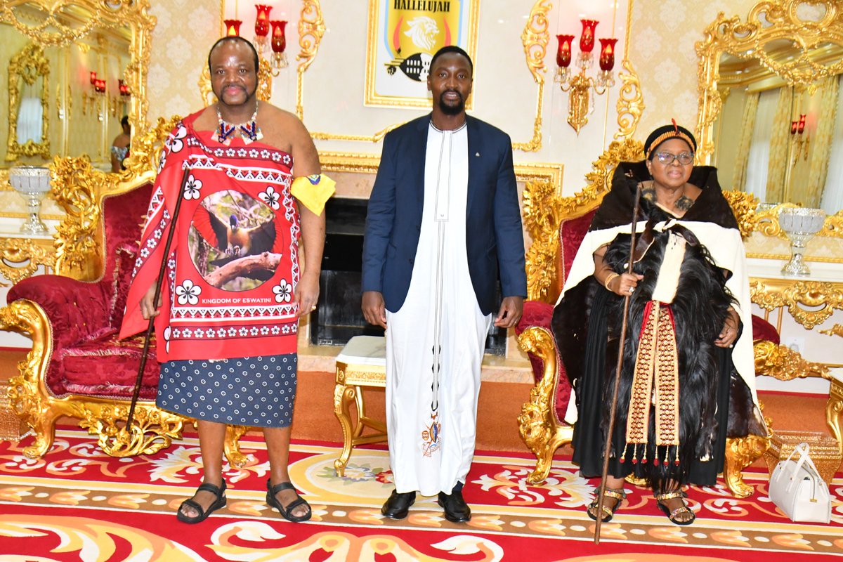 KingNadiopeIV's tweet photo. Host ,King Mswati III the Ingwenyama (King) of Eswatini and head of Swazi Royal family and (Queen Mother) Mantfombi with Isebantu Kyabazinga (King) of Busoga Kingdom,His Majesty William Wilberforce Gabula Nadiope IV at the Royal Banquet hosted at the Ludzidzini Royal Palace on the evening of July 28th, 2024 in Lobamba.