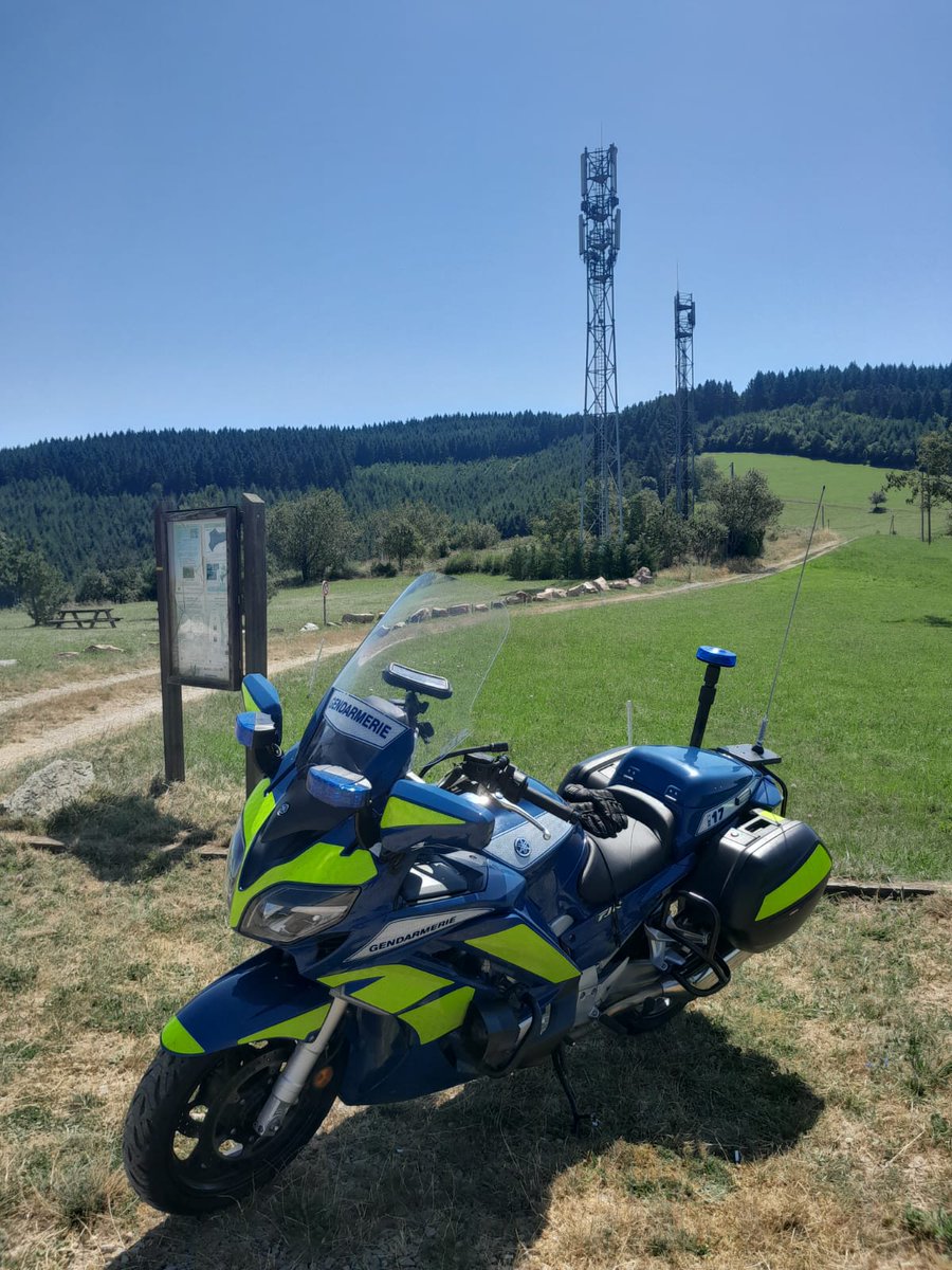 Gendarmerie_069's tweet photo. #VIGILANCE &amp; #SURVEILLANCE
La #gendarmerie du #Rhône s'investit pleinement dans la surveillance des lieux sensibles et contre les actes de malveillance
Si vous constatez une présence suspecte près d'une voie #SNCF, pylône, antenne relais, n'hésitez pas à faire le 1️⃣7️⃣
#MaSécurité https://t.co/S35YZH9rJd