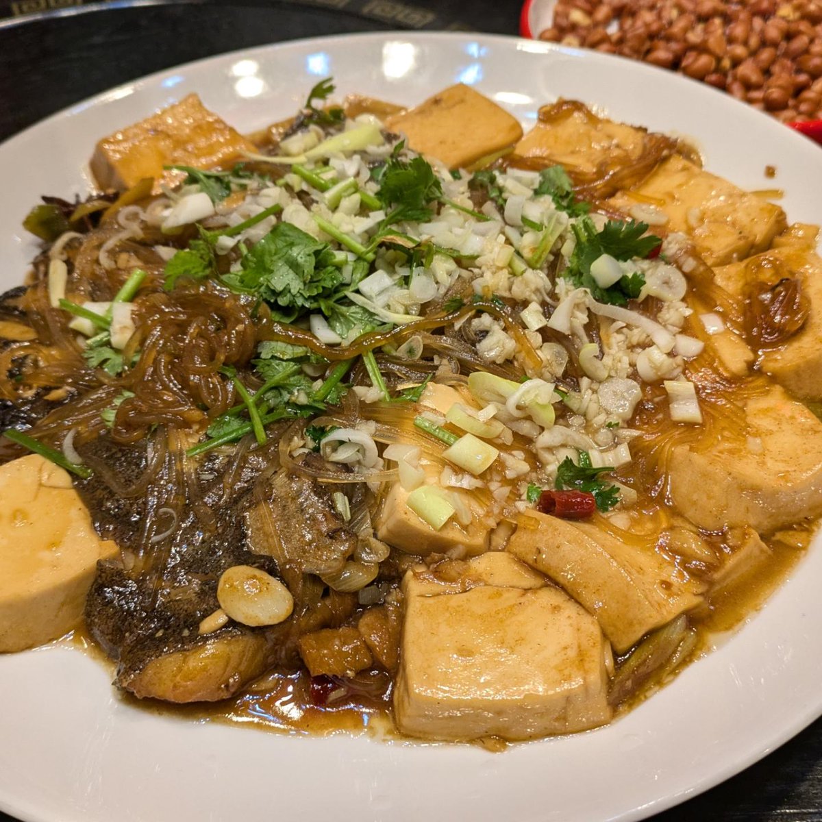 silkorz's tweet photo. 今日は、池袋にある人気ナンバーワン🎉の中国東北料理「小東北 （ショウトンベイ）」さ���で、ガチ中華を堪能中です🥰

今日は、���料理の魚の頭煮込みをいただきました。魚の旨味をオイスターソースで味付けした贅沢な一品です。豆腐にも旨味が染み込んでおり、とっても美味しかったです🤩 https://t.co/SNUG56B7Rn