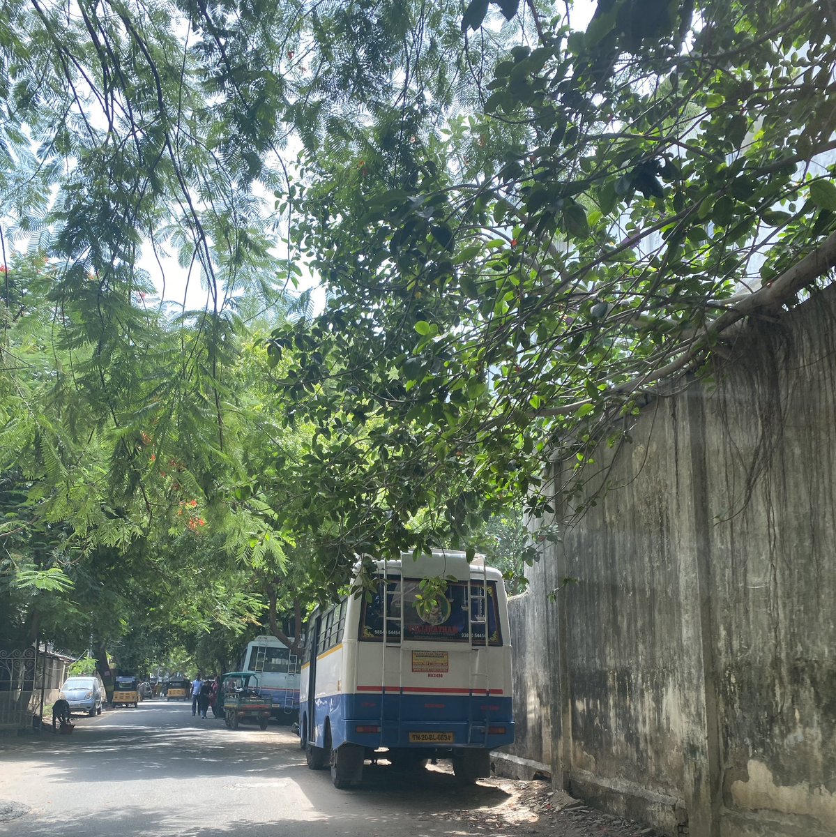 superflyTNT9's tweet photo. @ChennaiTraffic @R_Sudhakar_Ips @ChennaiTraffic illegal parking continues. This parking during college closing hours causes massive traffic blockades making it impossible to travel on the road. A 400 metre distance takes 30 mins. If emergency services were required during that time, they will not reach. https://t.co/aEVwyE6zJ2